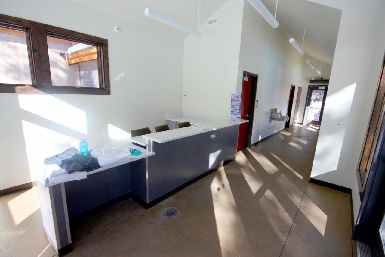 Pinecreek #E - 3 Bedroom - Pool And Hot Tub Access - Close To Town - Shuttle To Slopes เบรกเคนริดจ์ ภายนอก รูปภาพ