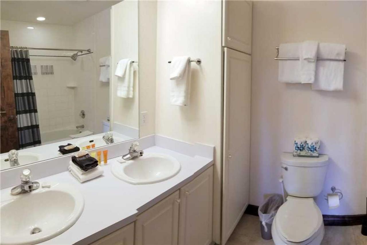 Pinecreek #E - 3 Bedroom - Pool And Hot Tub Access - Close To Town - Shuttle To Slopes เบรกเคนริดจ์ ภายนอก รูปภาพ